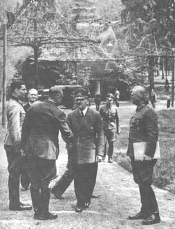 Von links nach rechts: Stauffenberg, Puttkamer, Bodenschatz, Hitler, Sicherheitsbeamte und Keitel 15. Juli 1944